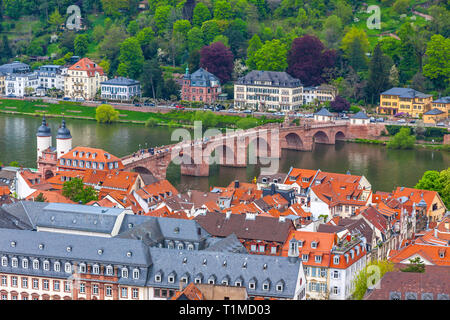 Vista aerea della città di Heidelberg, Baden-Württemberg, Germania. Centro storico (Altstadt) e vecchio Karl Theodor ponte (Alte Brucke) oltre il fiume Neckar Foto Stock