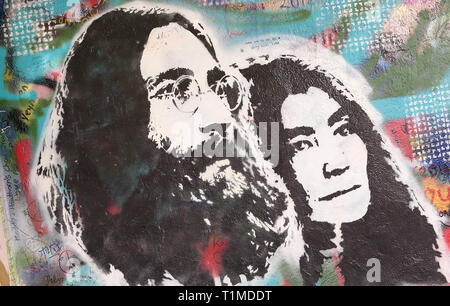 Praga, Repubblica Ceca - 04 gennaio: Il Muro di Lennon sin dagli anni ottanta è riempito con John Lennon-ispirato graffiti e pezzi di testi dal Beatles Foto Stock
