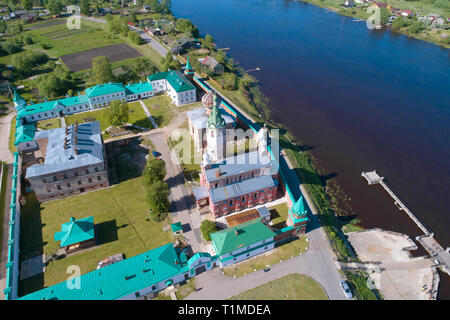 Una vista dall'altezza dell'Staraya Ladoga Nikolsky monastero in un assolato pomeriggio di maggio (fotografia aerea). Staraya Ladoga, Russia Foto Stock