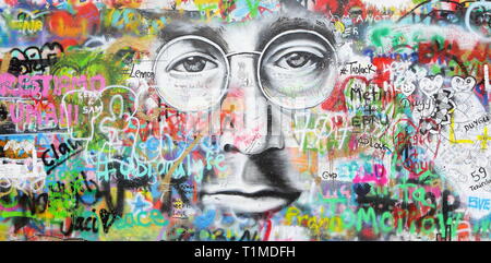 Praga, Repubblica Ceca - 04 gennaio: Il Muro di Lennon sin dagli anni ottanta è riempito con John Lennon-ispirato graffiti e pezzi di testi dal Beatles Foto Stock