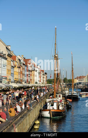 Copenhagen. La Danimarca. Folle turistiche sul Nyhavn waterfront. Foto Stock