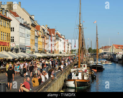 Copenhagen. La Danimarca. Folle turistiche sul Nyhavn waterfront. Foto Stock