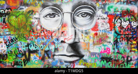 Praga, Repubblica Ceca - 04 gennaio: Il Muro di Lennon sin dagli anni ottanta è riempito con John Lennon-ispirato graffiti e pezzi di testi dal Beatles Foto Stock