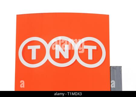 Lione, Francia - 20 Gennaio 2019: TNT logo su un pannello. TNT è un international express, la consegna della posta e logistica Servizi Azienda Foto Stock