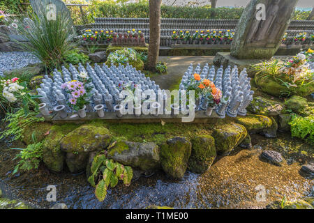 Righe di vecchi Jizo Bodhisattva (Bosatsu) statue raggruppati e flusso di acqua nei pressi di Jizo-fare Hall a Haze-dera tempio o-Hase Kannon. Foto Stock