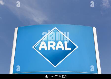 Neuenkirchen, Germania - 22 Luglio 2018:Aral segno su un pannello. Aral è una marca di automobile carburanti e stazioni di benzina, presente in Germania e in Lussemburgo Foto Stock