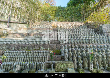 Righe di vecchi Jizo Bosatsu statue raggruppate in prossimità Jizo-fare Hall a Haze-dera o-Hase Kannon. Situato a Kamakura, nella prefettura di Kanagawa, Giappone Foto Stock