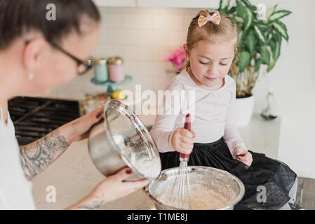 Madre e figlia la cottura Foto Stock