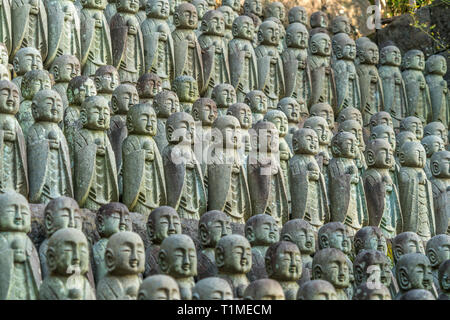 Righe di vecchi Jizo Bosatsu statue raggruppate in prossimità Jizo-fare Hall a Haze-dera o-Hase Kannon. Situato a Kamakura, nella prefettura di Kanagawa, Giappone Foto Stock