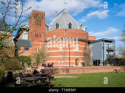 La vista posteriore della Royal Shakespeare Company teatro a Stratford upon Avon dal fiume a piedi e il parco in una giornata di sole. Foto Stock