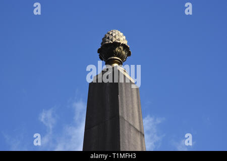 Obelisco con decorazione Pine Cone (a volte sbagliato per un ananas). Lambeth Bridge, Londra. REGNO UNITO Foto Stock