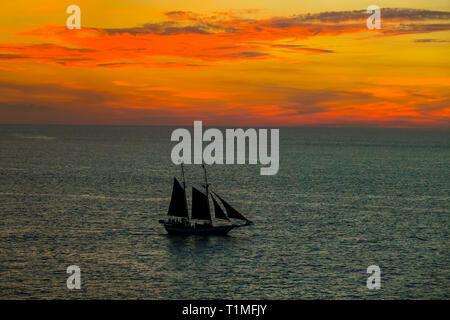 Tall Ship turistiche in barca a vela al tramonto a Key West, U.S. città isola, è parte della Florida Keys arcipelago. È anche della Florida punto più meridionale Foto Stock