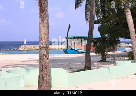 Tipica barca maldiviana chiamato 'Dhoni' nel porto (Ari Atoll, Maldive) Foto Stock