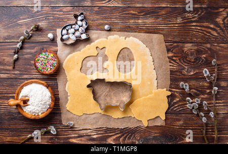 Gingerbread impasto per la cottura dei biscotti di Pasqua Foto Stock