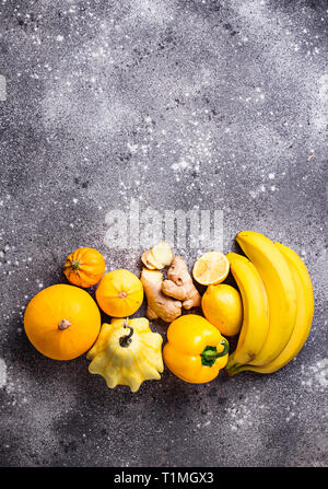 Assortimento di giallo la frutta e la verdura Foto Stock