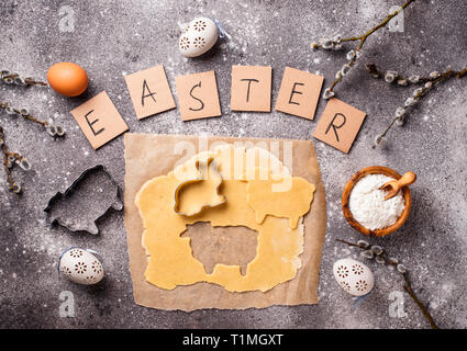 Gingerbread impasto per la cottura dei biscotti di Pasqua Foto Stock