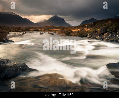 Marsco in un giorno nuvoloso dal fiume Allt Dearg Mor. Foto Stock