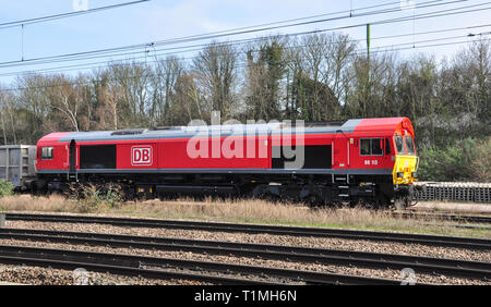 Classe DB 66 locomotiva diesel con le merci nel sciavero a Hitchin, Hertfordshire, Inghilterra, Regno Unito Foto Stock