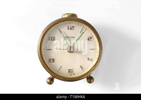 Vintage sveglia, benedizione fatta in Germania, isolato su sfondo bianco, close-up Foto Stock