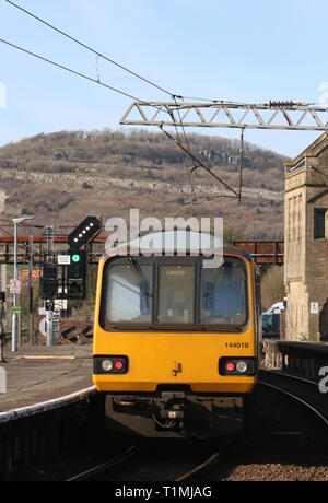 Classe 144 Pacer diesel multiple unit azionato da Nord lasciando Carnforth stazione ferroviaria con un Morecambe al servizio di Leeds il 25 marzo 2019. Foto Stock