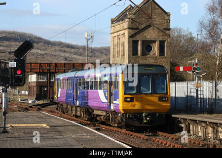 Classe 142 Pacer due auto diesel multiple unit in livrea nord arrivando a Carnforth station con un Leeds a Morecambe treno sul XXV marzo 2019. Foto Stock