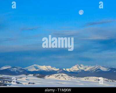 Luna su beaverhead montagne in inverno vicino a Jackson, montana Foto Stock