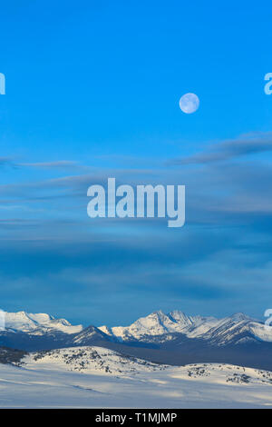 Luna su beaverhead montagne in inverno vicino a Jackson, montana Foto Stock