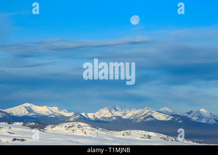 Luna su beaverhead montagne in inverno vicino a Jackson, montana Foto Stock