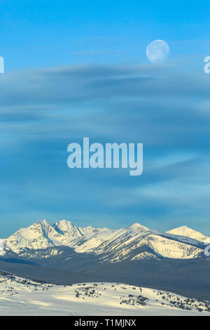 Luna su beaverhead montagne in inverno vicino a Jackson, montana Foto Stock