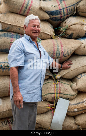 Caffè lavoratore con carichi di sacco di chicchi di caffè in Filandia, Colombia Foto Stock