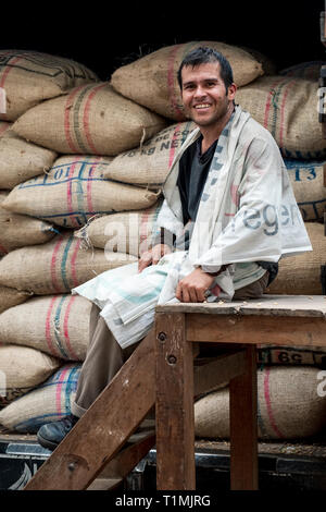 Caffè lavoratore con carichi di sacco di chicchi di caffè in Filandia, Colombia Foto Stock