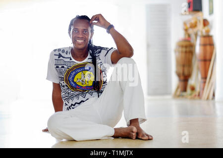 Tonho Materia - Olodum cantante e Capoeira master della Manganga scuola di capoeira, Pau Miudo, Salvador, Bahia Foto Stock