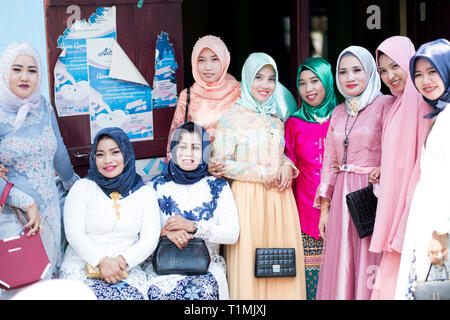 Un gruppo di donne musulmane di indossare abiti tradizionali, Sulawesi, Indonesia Foto Stock