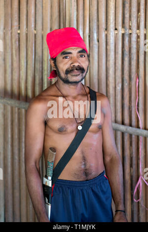 Un locale Alfur abitante e cacciatore da isola Seram, Molucche, Indonesia Foto Stock