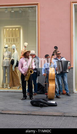 Un buskers fascia giocare su una strada di Siviglia Foto Stock