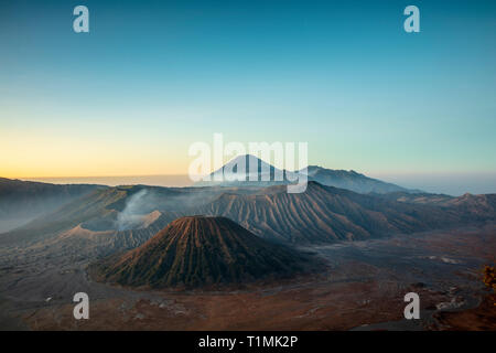 Vista del paesaggio vulcanico di Bromo Tengerr Semeru National Park che mostra il cratere del Monte Bromo in primo piano Foto Stock