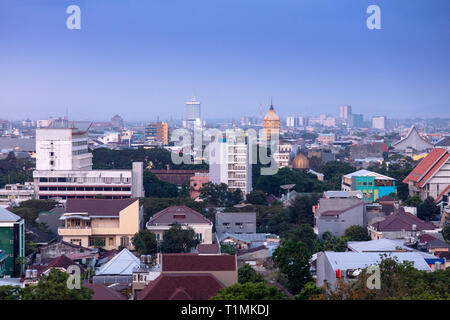 Skyline del centro di Mamminasata distretto della città di Makassar, Sulawesi, Indonesia Foto Stock