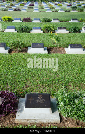 Australian, inglesi e olandesi II Guerra Mondiale tombe in Ambon il Cimitero di Guerra Foto Stock