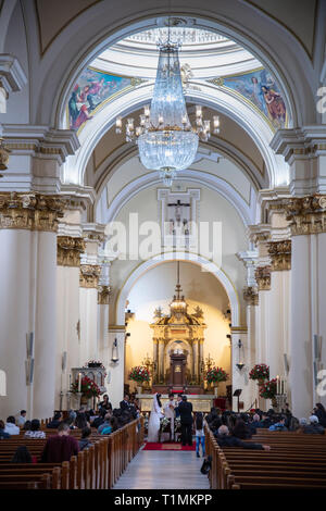 Un cattolico cerimonia di nozze nella Metrop[olitan Cattedrale di Bogotà Foto Stock