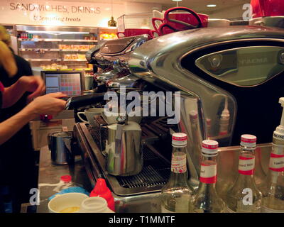 AJAXNETPHOTO. 2019. WORTHING, Inghilterra. - Macchina da caffè - preparazione di caffè DEGLI ORDINI PER I CLIENTI IN UN GRANDE MAGAZZINO CAFE SULLA COSTA SUD. Foto:JONATHAN EASTLAND/AJAX REF:GX191702 940 Foto Stock