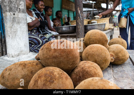 Andavadoaka, Madagascar - Gennaio 13th, 2019: noci di cocco per essere venduto locale sulla strada del mercato di Andavadoaka, Madagascar. Foto Stock