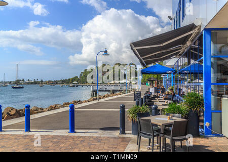 Batemans Bay, Australia - 12 Febbraio 2018: gente beve caffè al sole. Il lungomare è un posto popolare. Foto Stock