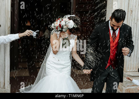 lancio riso e petali matrimonio  Foto di sposi, Matrimonio, Matrimoni reali