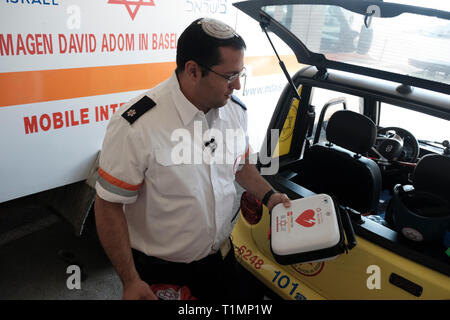 Manager del dipartimento di 'Magen David Adom' Israele nazionale del servizio di emergenza medica può contenere un portatile di dispositivo di defibrillazione per il trattamento di pericolo di vita aritmia cardiaca. Foto Stock