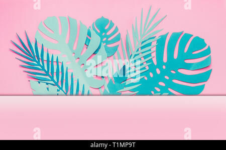 Varie blu turchese tropicale, lascia cornice o telaio con copia spazio per la tua progettazione sul rosa pastello sfondo. Layout creativi realizzati con papercraft Foto Stock