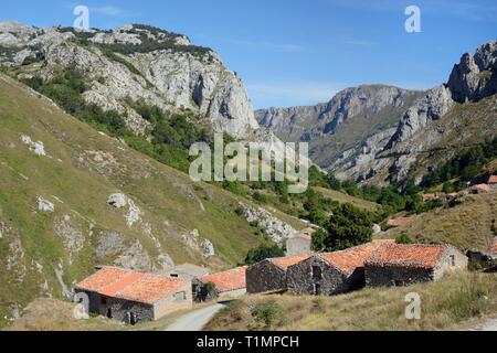 Bestiame tradizionali fienili o 'majadas', Invernales del Texu, Rio Duje Valley, vicino Sotres, Picos de Europa, Asturias, Spagna, Agosto. Foto Stock