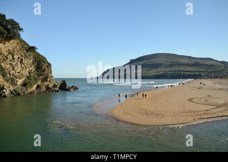 Panoramica di La Arena Beach, visto dal Pobena attraverso il Rio Barbadun, vicino a Muskiz, Biscaglia / Bizkaia, Spagna, Agosto. Foto Stock