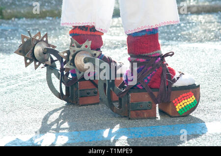 L'Italia, Lombardia, Crema, Carnevale, piattaforma di legno sandali e ruote dentate su Pujllay ballerina Foto Stock