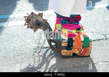 L'Italia, Lombardia, Crema, Carnevale, piattaforma di legno sandali e ruote dentate su Pujllay ballerina Foto Stock