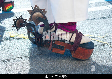 L'Italia, Lombardia, Crema, Carnevale, piattaforma di legno sandali e ruote dentate su Pujllay ballerina Foto Stock